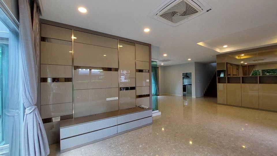 RH802 ให้เช่า Grand Bangkok Boulevard Krungthep Kreetha Road / 4 bed 4 bath /