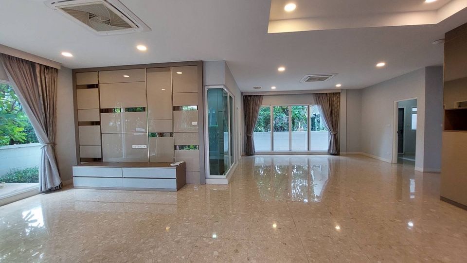 RH802 ให้เช่า Grand Bangkok Boulevard Krungthep Kreetha Road / 4 bed 4 bath /