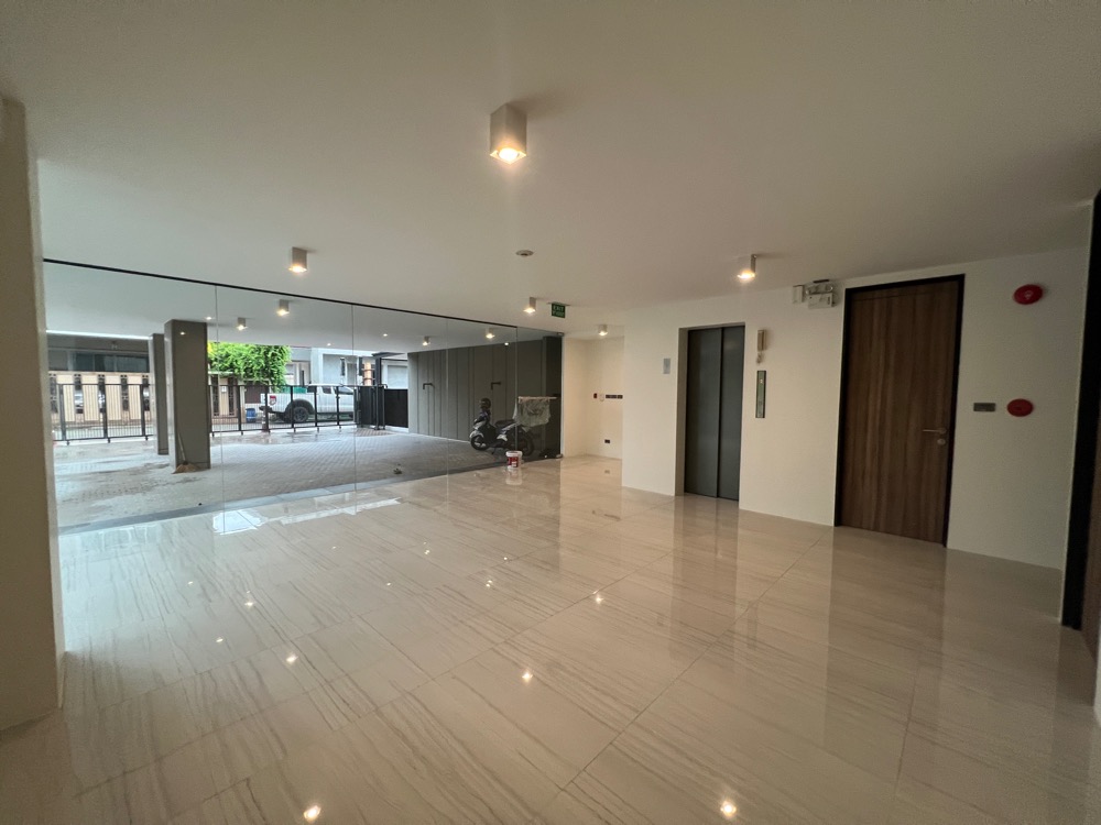 RB801 Rent : Building 5 floor and private lift at Rama9 road
