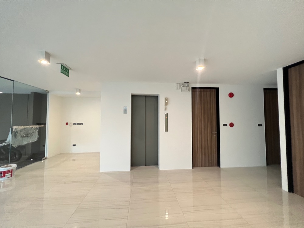 RB801 Rent : Building 5 floor and private lift at Rama9 road