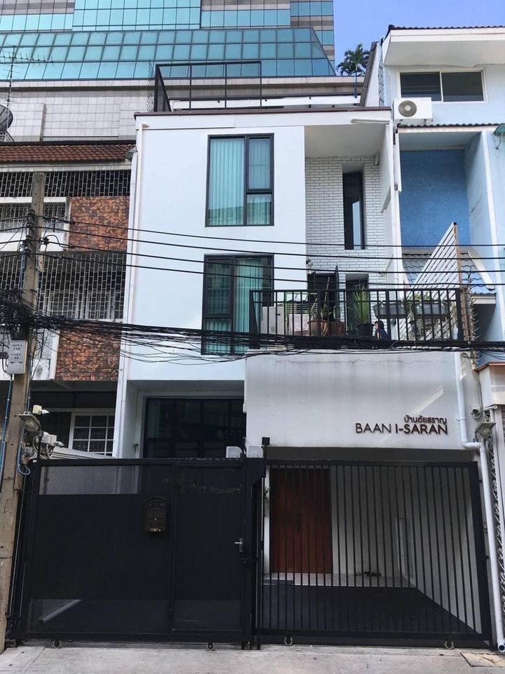 RH920 Townhouse for rent private on Sathorn road nearby many embassies and all needful facilities.