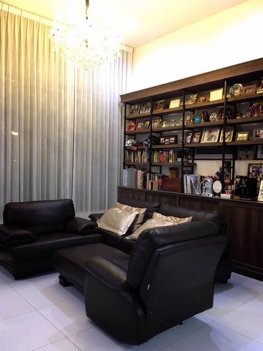 RH920 Townhouse for rent private on Sathorn road nearby many embassies and all needful facilities.