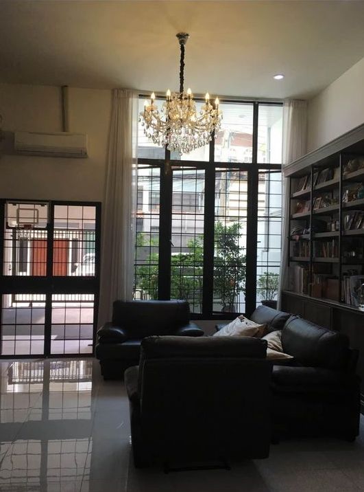 RH920 Townhouse for rent private on Sathorn road nearby many embassies and all needful facilities.