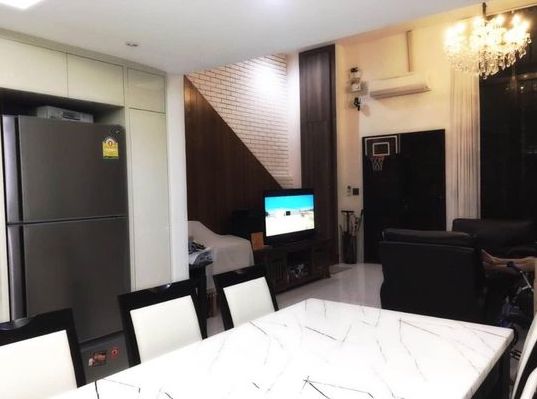 RH920 Townhouse for rent private on Sathorn road nearby many embassies and all needful facilities.