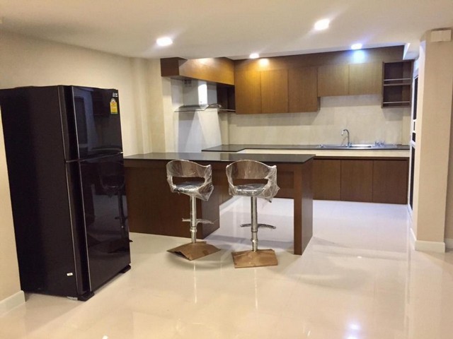 RH1026ให้เช่า Townhouse 3ชั้น หรือทำ Home Office เอกมัย.ซ4 ใกล้ Big c