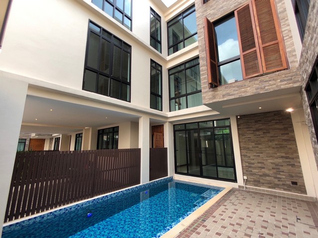 RH1024House for Rent : House in Sukhumvit 24 4 Bedrooms 4 Bathrooms