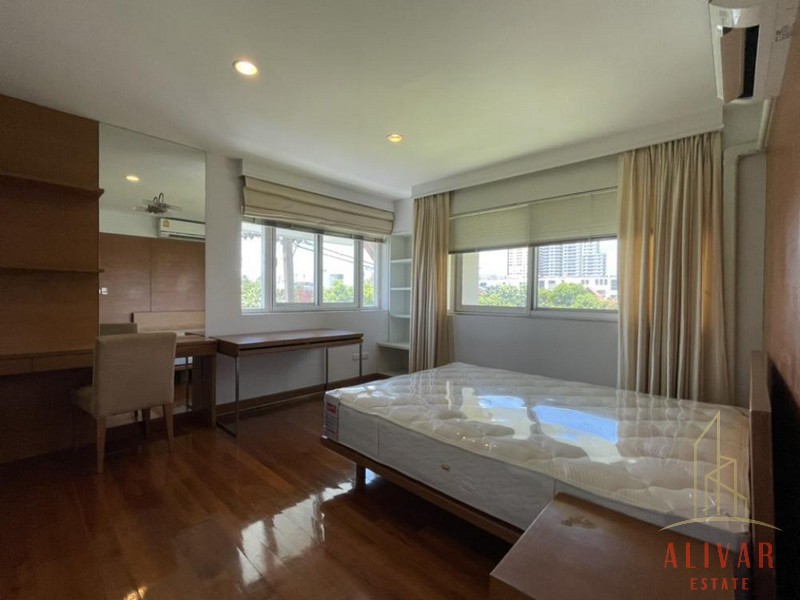 RH012723 4-storey twin house for rent Ekkamai 22 with swimming pool.