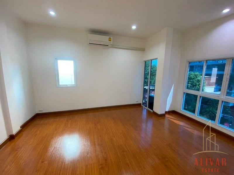 RH014523 ให้เช่า ทาวน์โฮม 3ชั้น ใจกลางเมือง Modern Life Townhome @ ห้วยขวาง ใกล้ MRT ห้วยขวาง