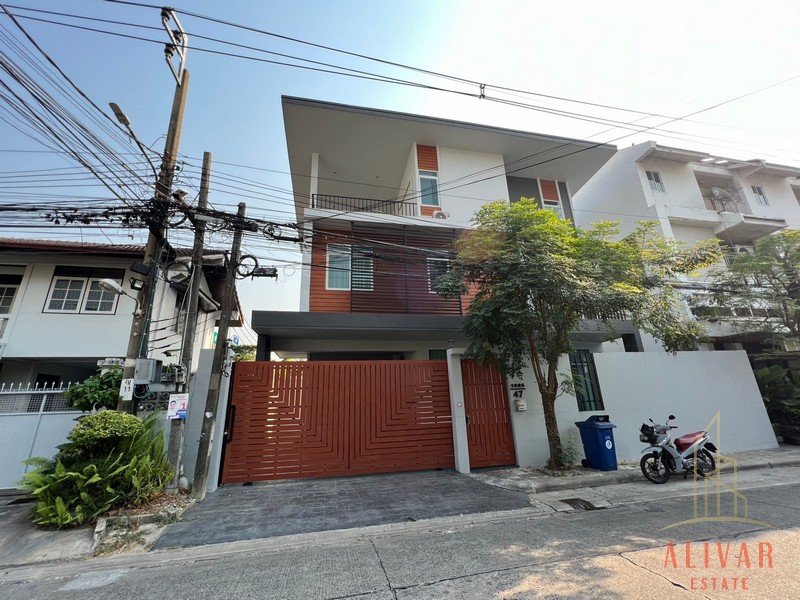 RH025623​ ให้เช่าบ้าน 3 ชั้น ถนนประชาชื่น ใกล้ทางด่วน ใกล้​ MRT​ เตาปูน