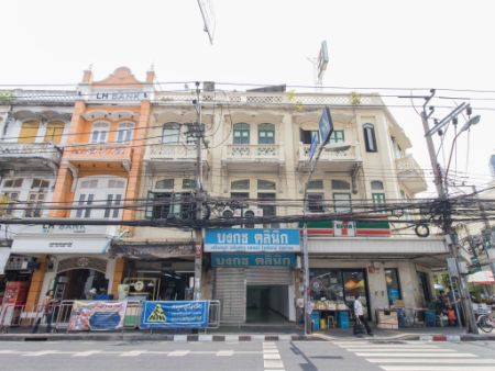 RB050723 For rent, commercial building space, ground floor, 108 sq m,opposite Robinson Bang Rak, newly, suitable for doing business