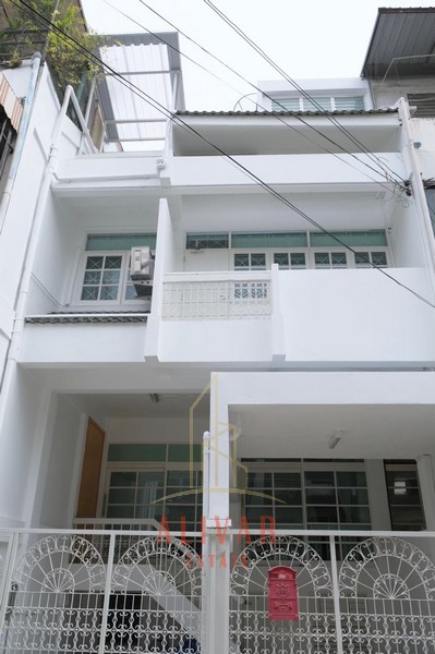 RB030524 ให้เช่า TOWNHOUSE 4 ชั้น สไตล์ Minimal ใกล้ BTS ทองหล่อ