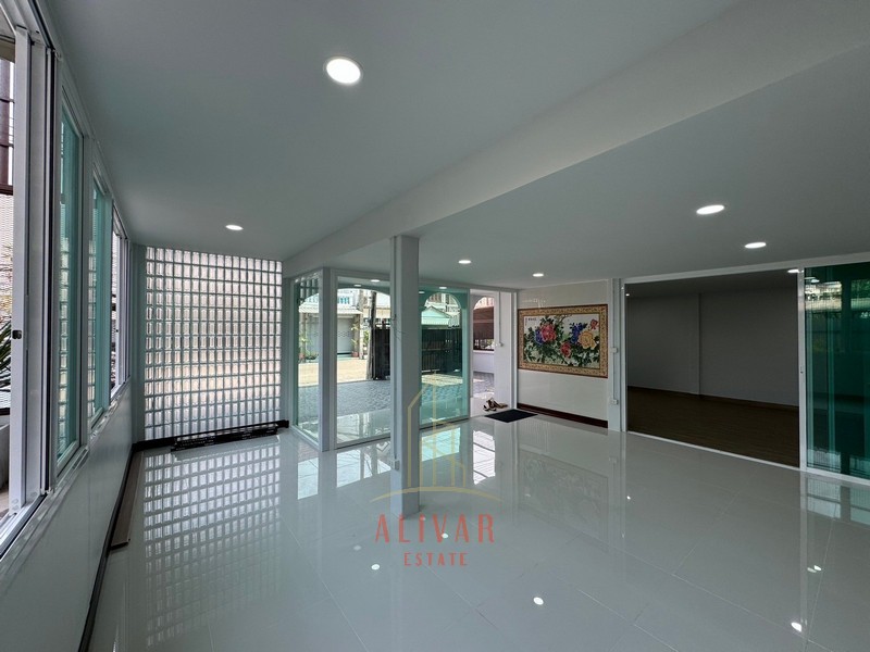 RB040224 ขาย/ให้เช่า บ้าน Townhome หมู่บ้านฉัตรเกล้าวิลล่า ซ.นวมินทร์ 153 สามารถทำเป็นออฟฟิศหรืออยู่อาศัยได้