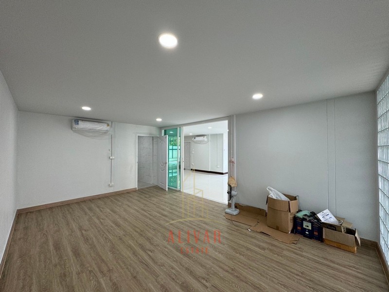 RB040224 ขาย/ให้เช่า บ้าน Townhome หมู่บ้านฉัตรเกล้าวิลล่า ซ.นวมินทร์ 153 สามารถทำเป็นออฟฟิศหรืออยู่อาศัยได้