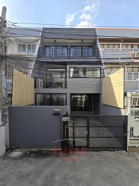 RH080224 ให้เช่า ทาวน์โฮม 3ชั้น Modern loft style ย่านเอกมัย