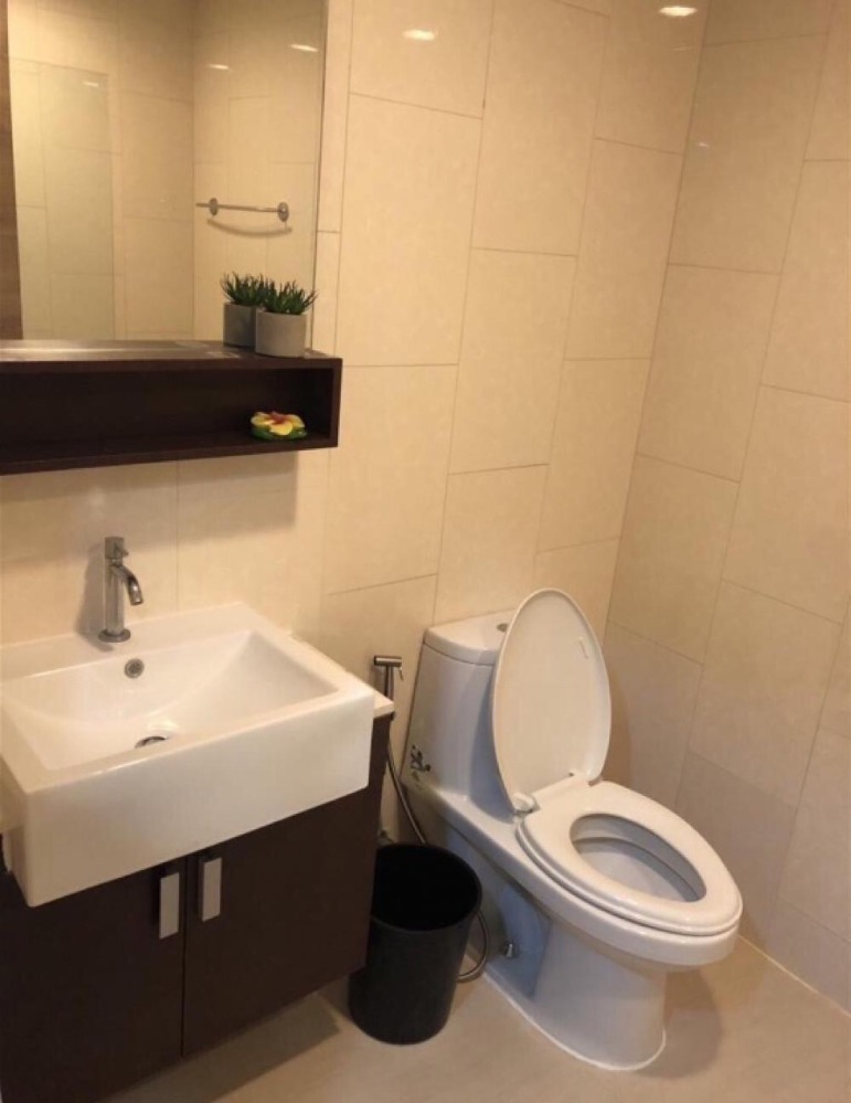 RC100324 ให้เช่าคอนโด Renova Residence Chidlom (2B2B city View near BTS Ploenchit Station)