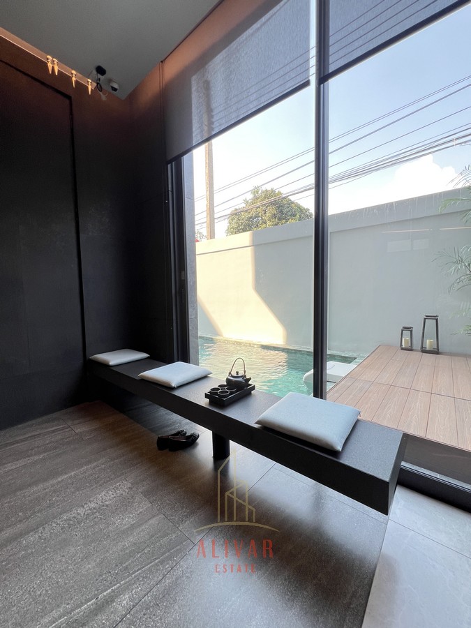 RH021125 ให้เช่า Luxury pool villa at Srinakarin (531 sq.m) private lift