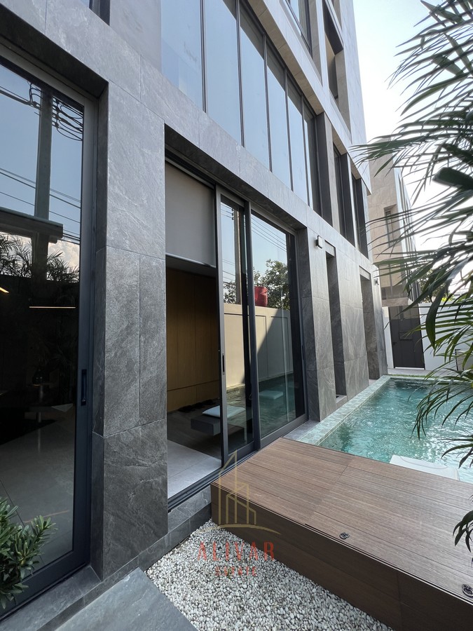 RH021125 ให้เช่า Luxury pool villa at Srinakarin (531 sq.m) private lift