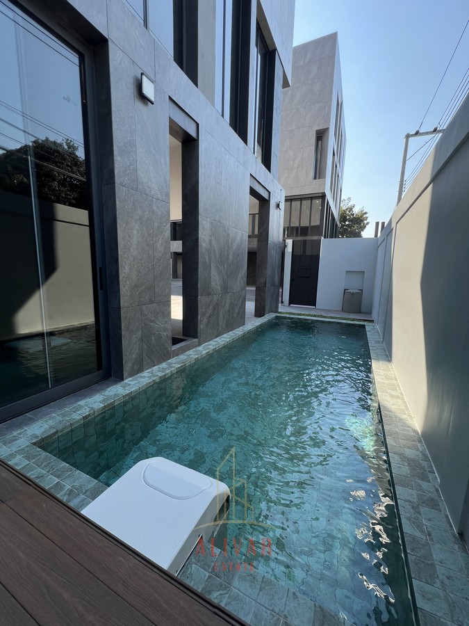 RH021125 ให้เช่า Luxury pool villa at Srinakarin (531 sq.m) private lift