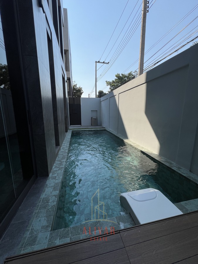 RH021125 ให้เช่า Luxury pool villa at Srinakarin (531 sq.m) private lift