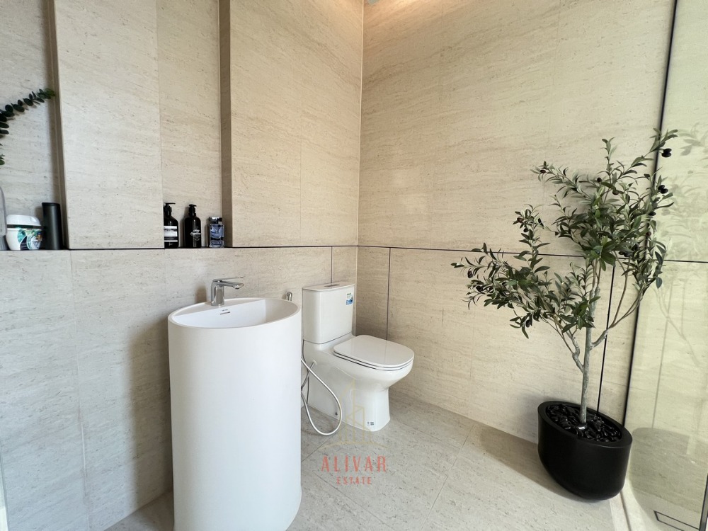 RH021125 ให้เช่า Luxury pool villa at Srinakarin (531 sq.m) private lift