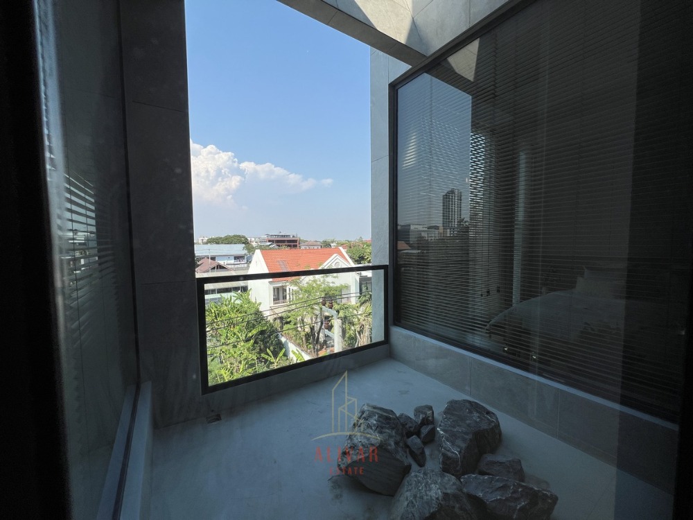 RH021125 ให้เช่า Luxury pool villa at Srinakarin (531 sq.m) private lift