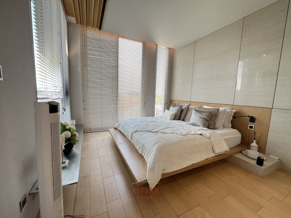 RH021125 ให้เช่า Luxury pool villa at Srinakarin (531 sq.m) private lift